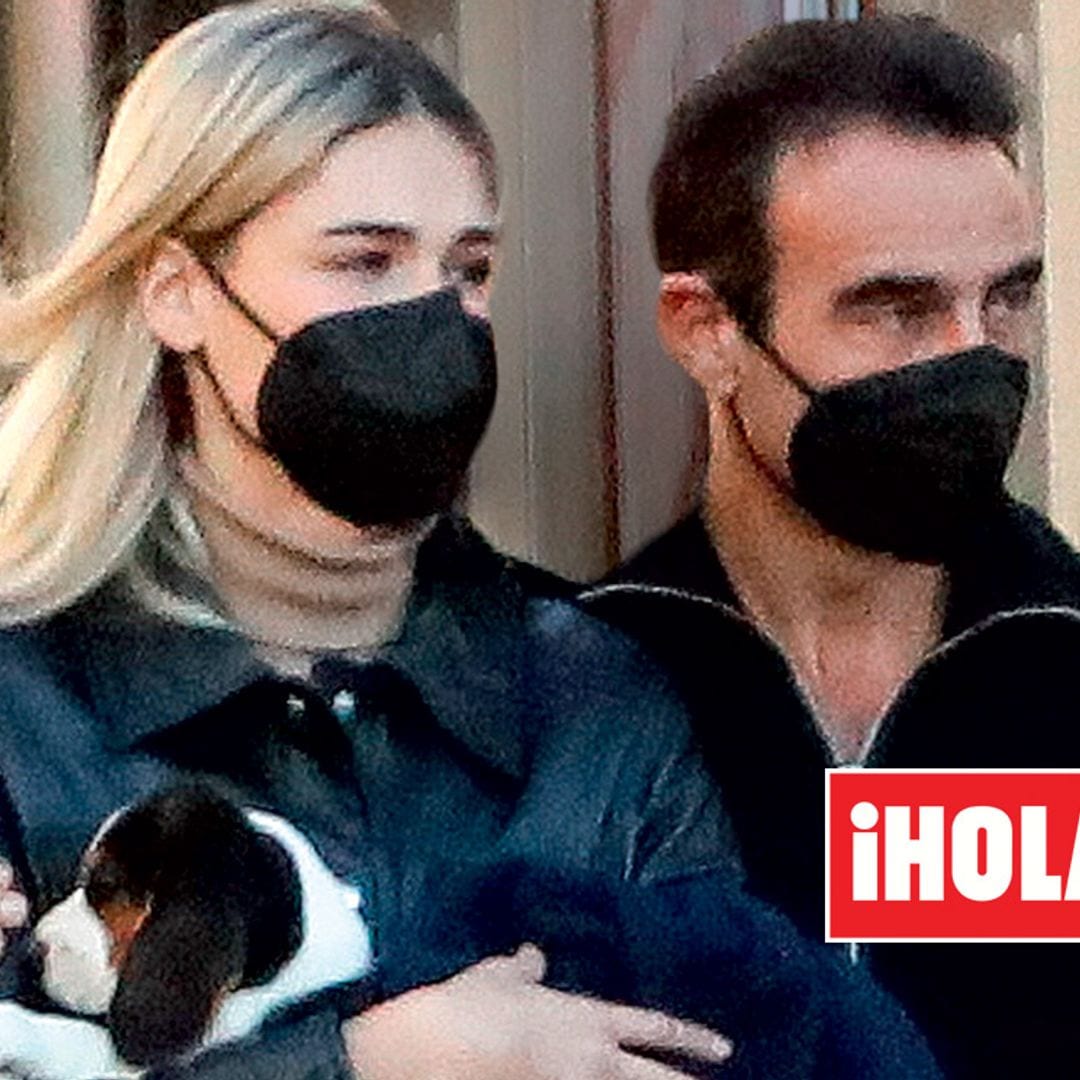 Exclusiva en ¡HOLA!, Enrique Ponce y Ana Soria reaparecen tras los rumores de crisis con gesto serio y su nueva mascota