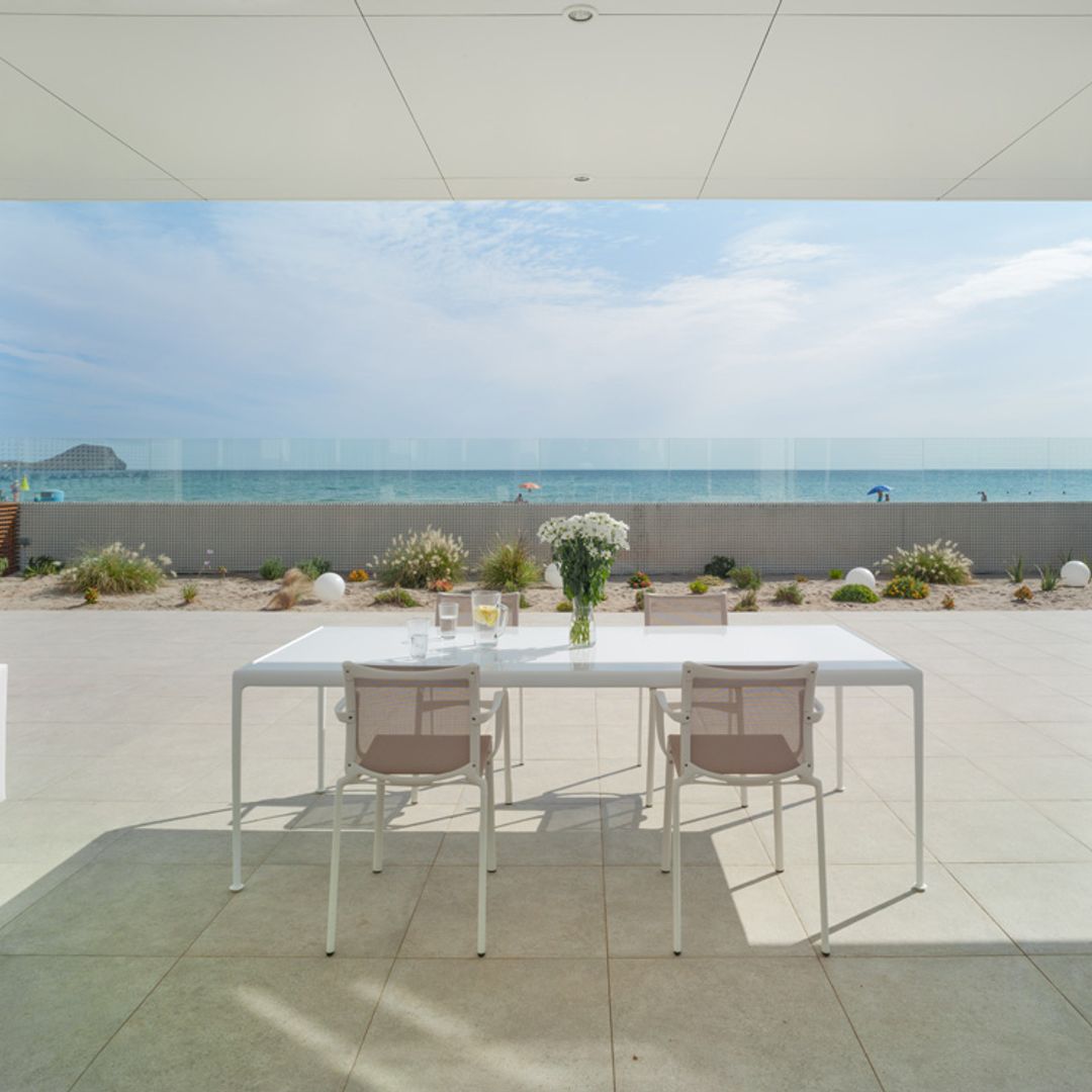Así es como esta casa en primera línea de mar en Murcia difumina la frontera dentro-fuera