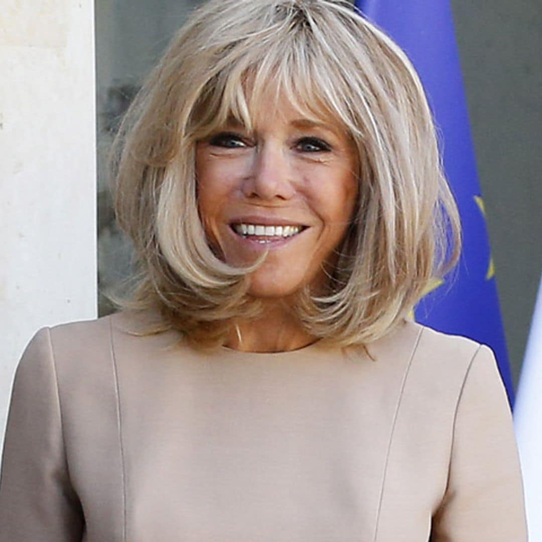 Brigitte Macron estrena el color que faltaba en su colección de vestidos cortos