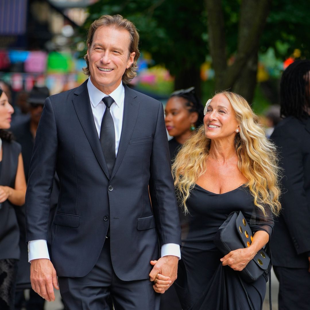 ¿Un look de invitada con 'leggings' negros? Carrie Bradshaw sabe cómo hacerlo con estilazo
