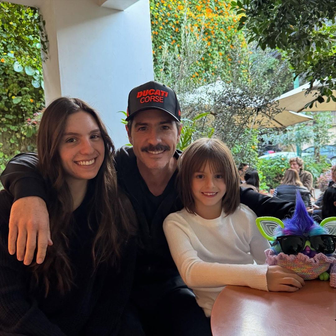 Mauricio Ochmann enternece con una foto junto a sus hijas y confiesa: 'Amo ser su papá'