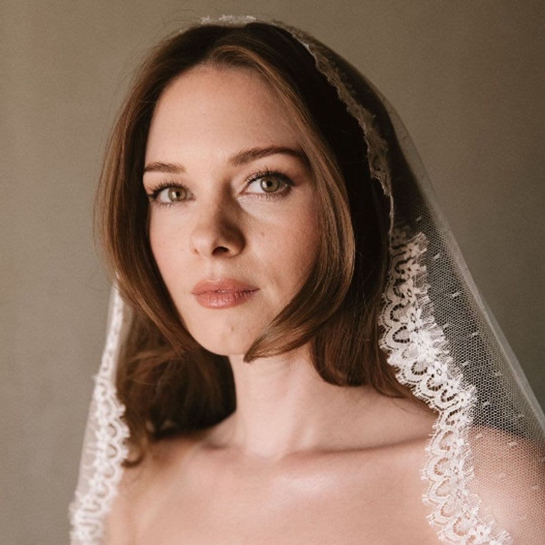 EXCLUSIVA. Una novia gótica con pestañas infinitas y pelo suelto: los detalles del look de belleza de Stella del Carmen en su boda