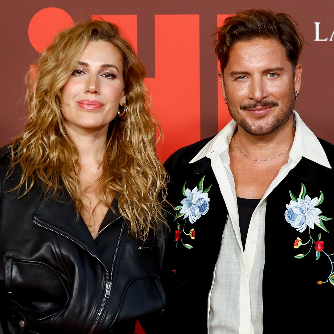 Manuel Carrasco, arropado por su mujer Almudena Navalón, gana el Premio GEN ¡H! Icono intergeneracional: "Me hace muy feliz que mis canciones lleguen a tanta gente"