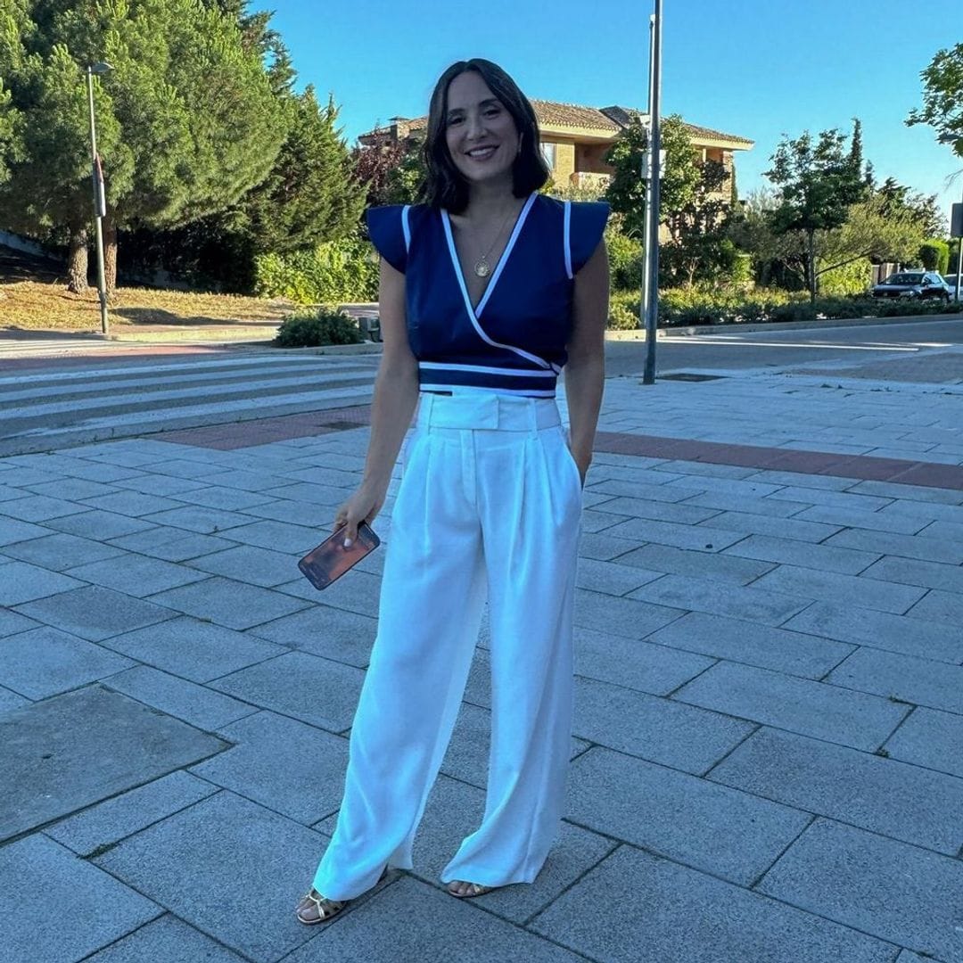 El elegante look de Tamara Falcó para un verano en la ciudad: pantalones de traje y pendientes florales de rafia