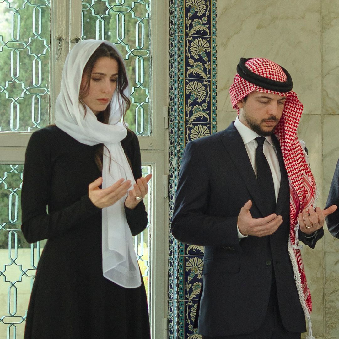 La conmovedora imagen de Hussein y Rajwa de Jordania ante la tumba del recordado rey Hussein