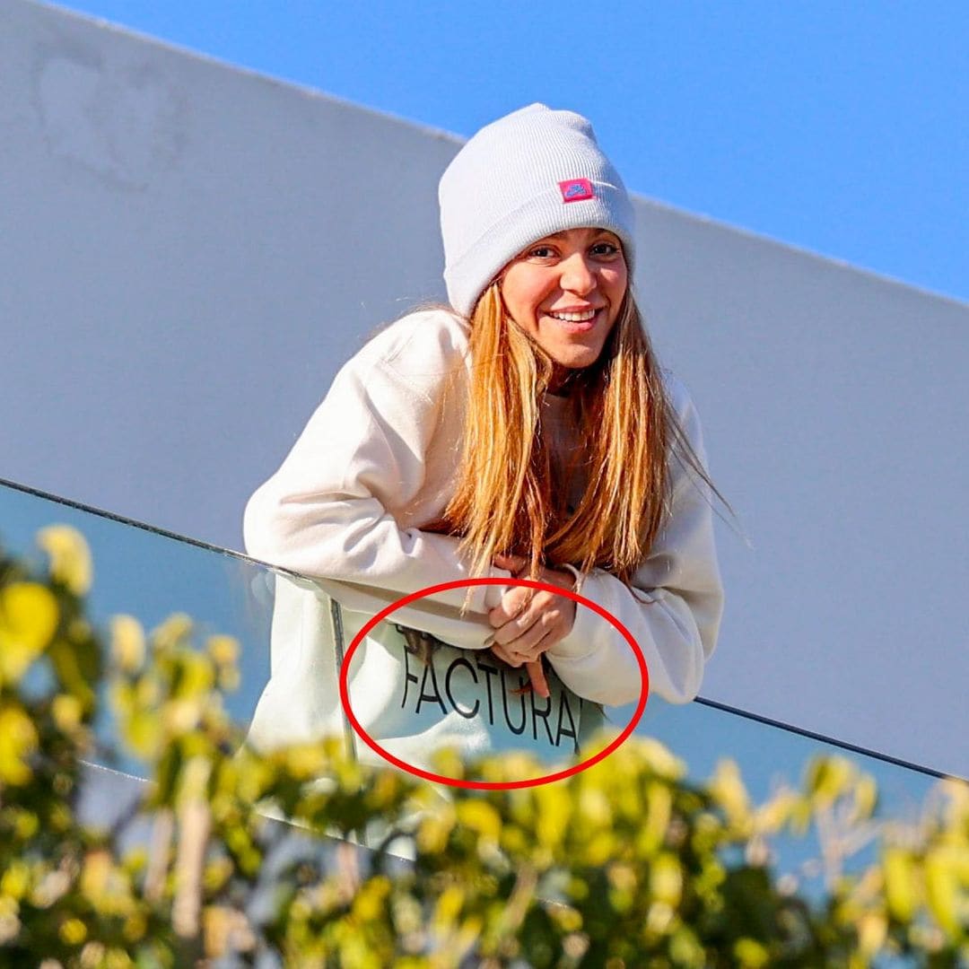 Shakira saluda a sus fans y presume su sudadera de la ‘venganza’