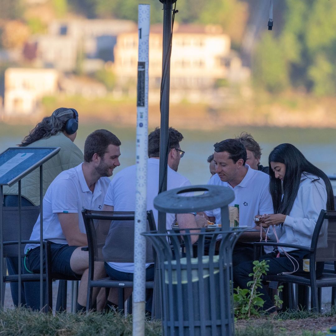 Juan Urdangarin y Sophia Khan en una terraza junto al lado de Como, en Cernobbio