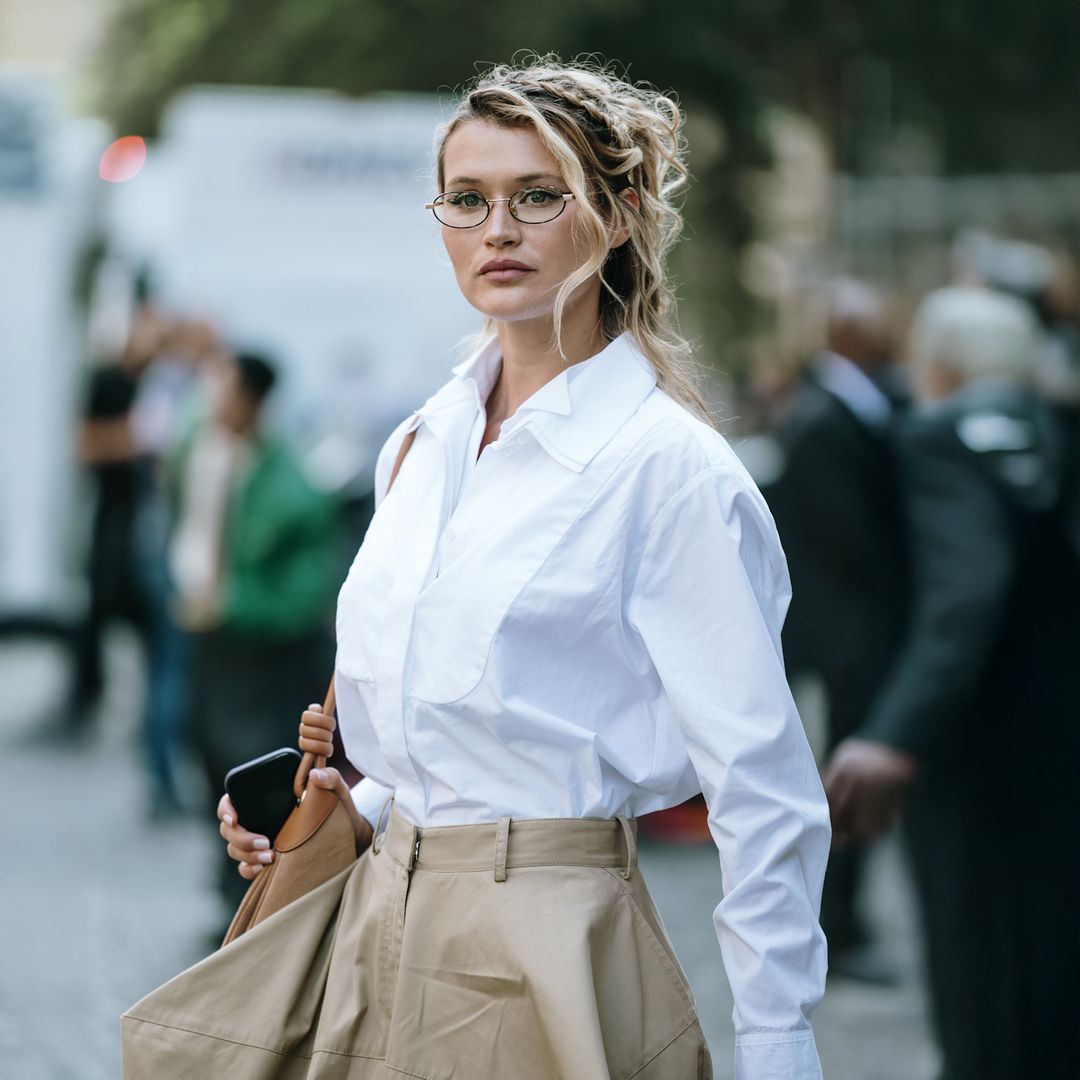 Look de street style con camisa blanca básica y pantalón de traje beige