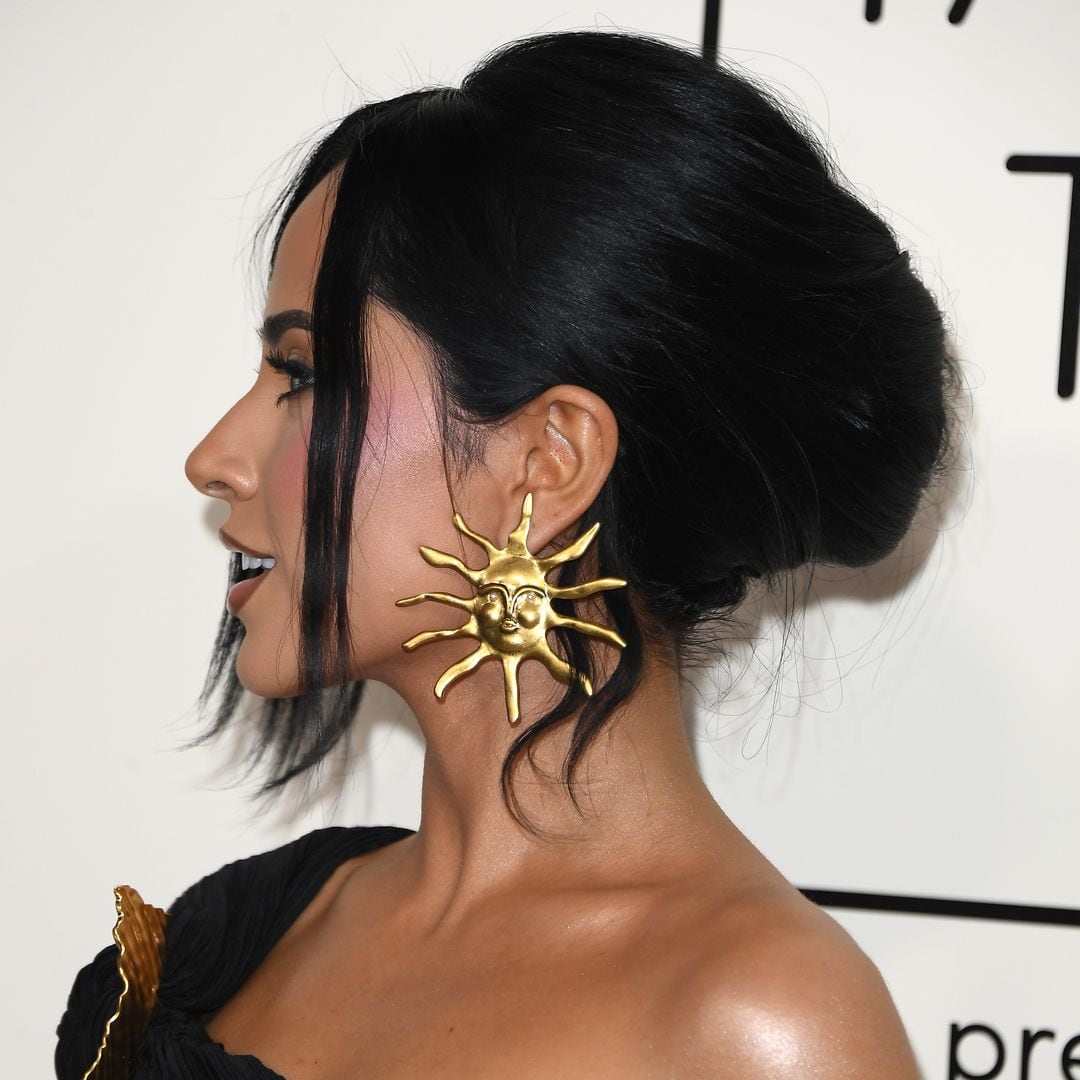 Un vistazo a los aretes de silueta de sol que acompañaron el look de Becky G.