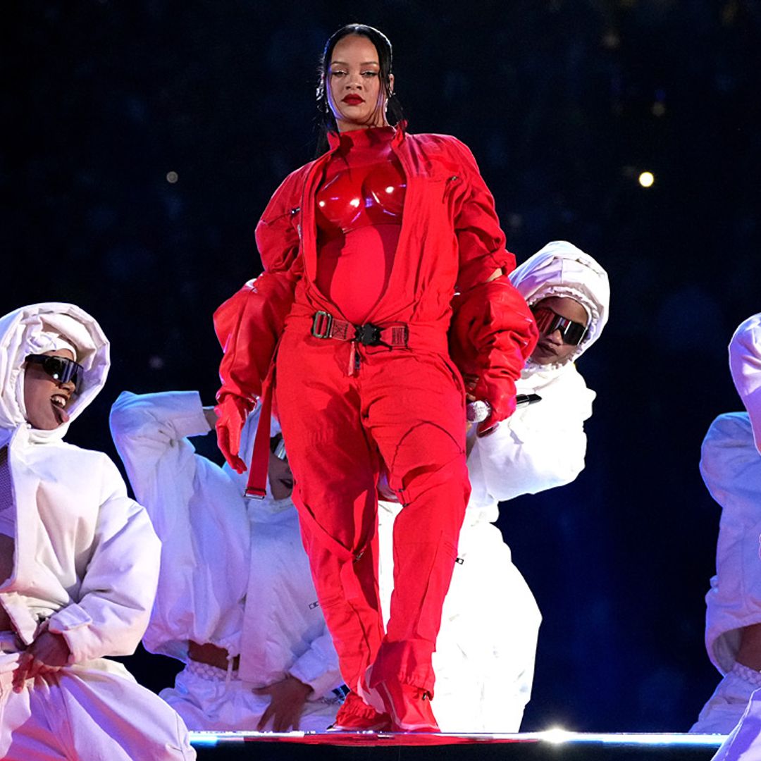Mono 'segunda piel' con corsé de cuero: el look de Loewe que lució Rihanna en la Super Bowl