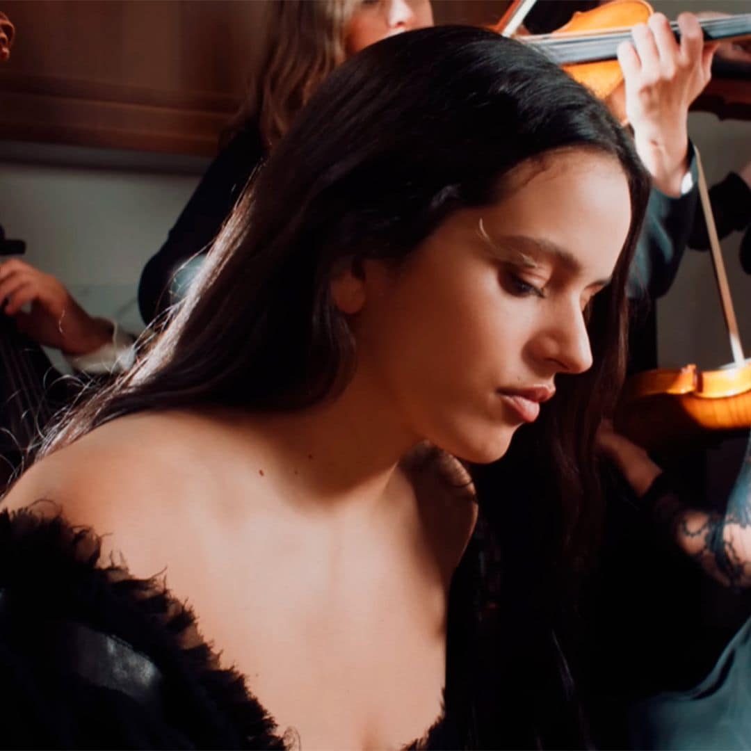 ¿Un mensaje para Rauw Alejandro? La joya en forma de corazón de Rosalía en 'Berghain' está llena de significado