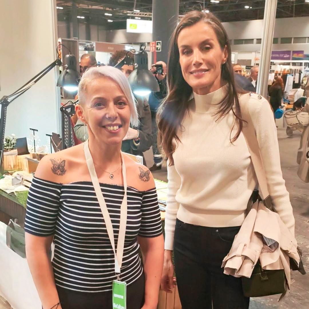 Los pendientes ecológicos que enamoraron a la reina Letizia en Biocultura: hablamos con la artesana que los diseñó