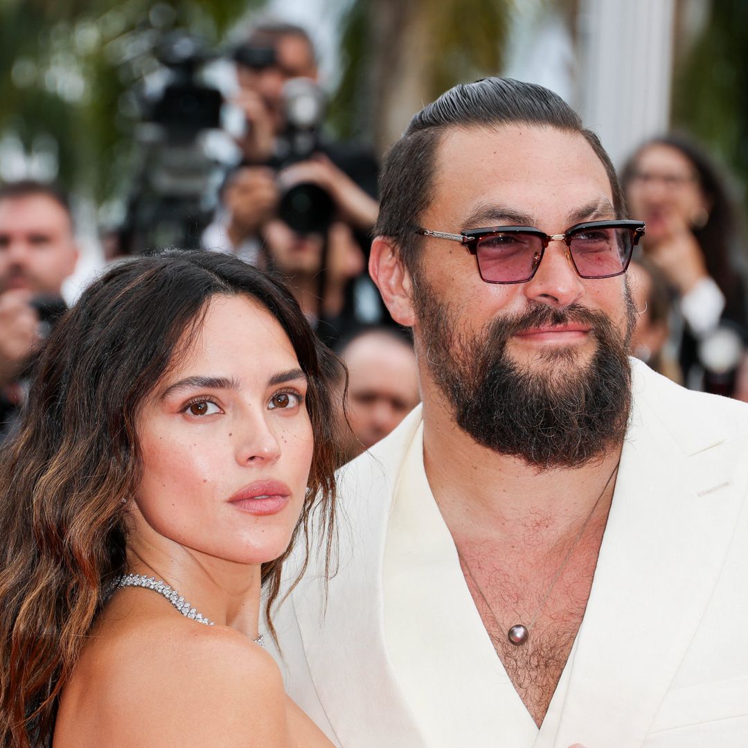 Jason Momoa y Adria Arjona posan juntos