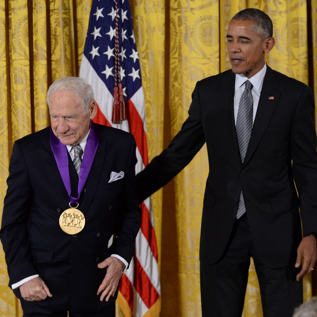 El presidente Barack Obama y Mel Brook durante la entrega de la Medalla Nacional de las Artes en la ceremonia celebrada en el Salón Este de la Casa Blanca.