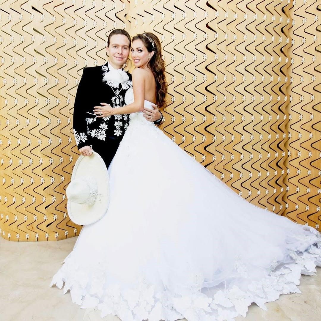 Anahí y Manuel Velasco celebran su décimo aniversario, con fotos inéditas de su boda