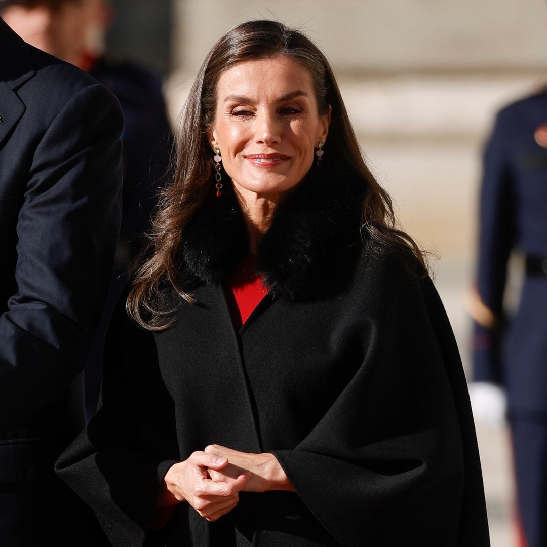 La Reina nos enseña por fin el vestido misterioso que llevó el pasado febrero para homenajear al rey Felipe
