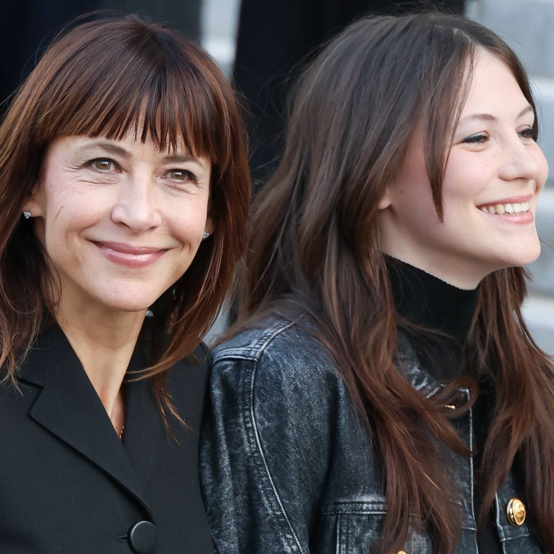 Sophie Marceau, ex chica Bond, sorprende con su hija en París: 'gemelas' de estilo