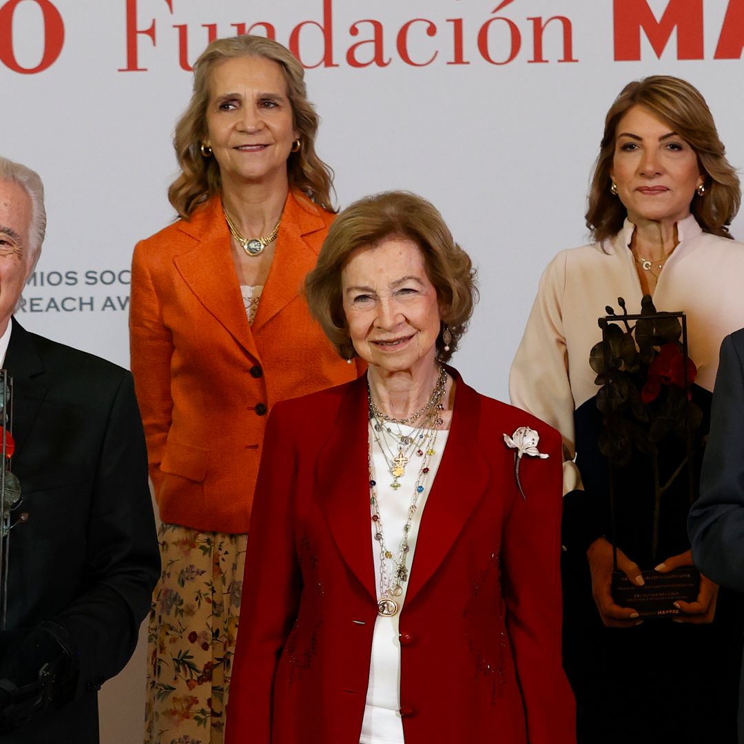 La reina Sofía coincide con la infanta Elena en los premios de la Fundación Mapfre