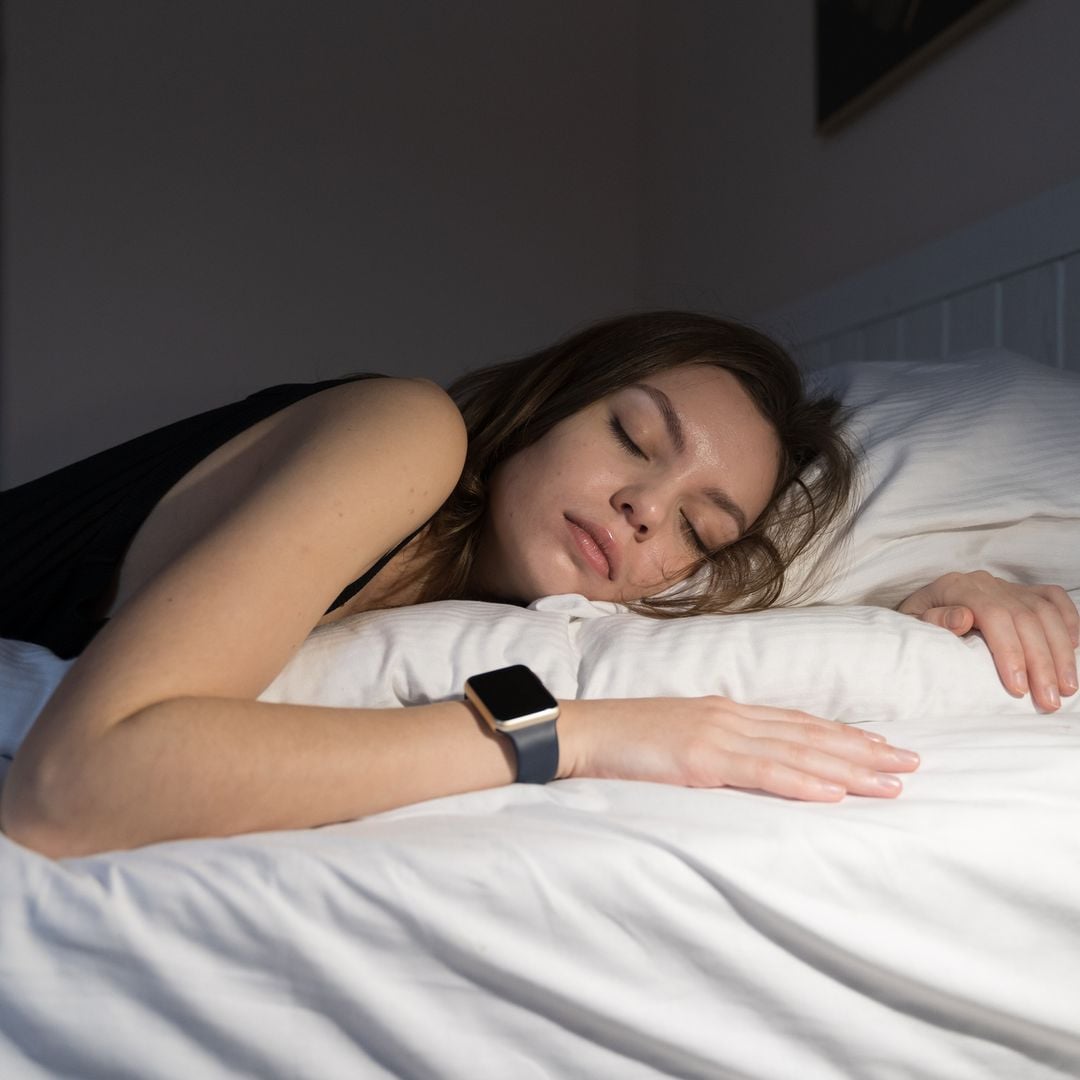 Un experto en sueño nos explica si dormir con un reloj inteligente mejora tu descanso o lo sabotea