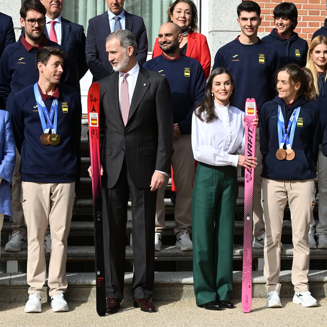 El deportista Oriol Cardona, el rey Felipe, la reina Letizia, la deportista Ana Alonso durante la audiencia al Equipo Olímpico Español participante en los Juegos Olímpicos de Invierno de Milano-Cortina 2026, en el Palacio de La Zarzuela, a 25 de febrero de 2026, en Madrid