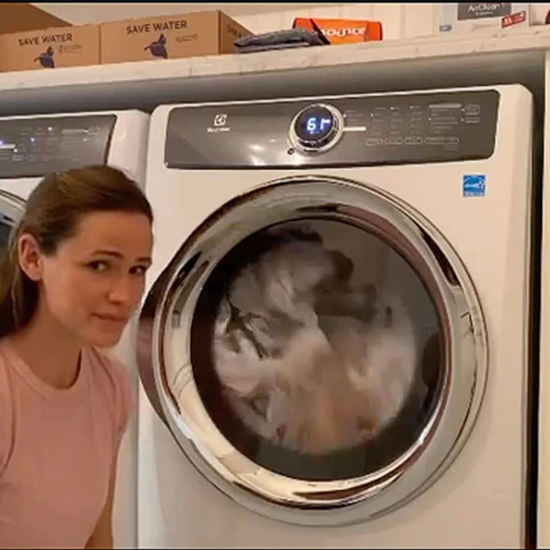 Jennifer Garner como nunca la habías visto: haciendo la colada mientras ¿baila?