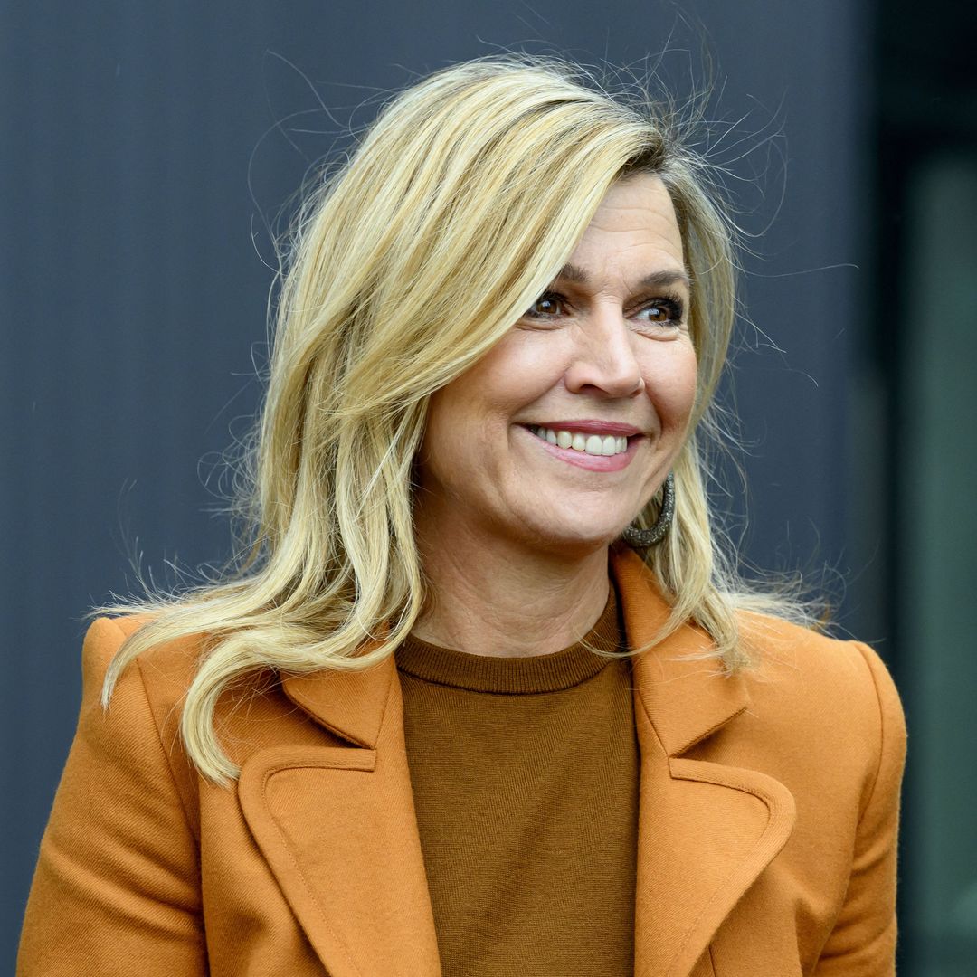 Máxima de Holanda, la reina que entiende de psicología, recicla su traje naranja de 2016 para un día de lluvia en Tilburg