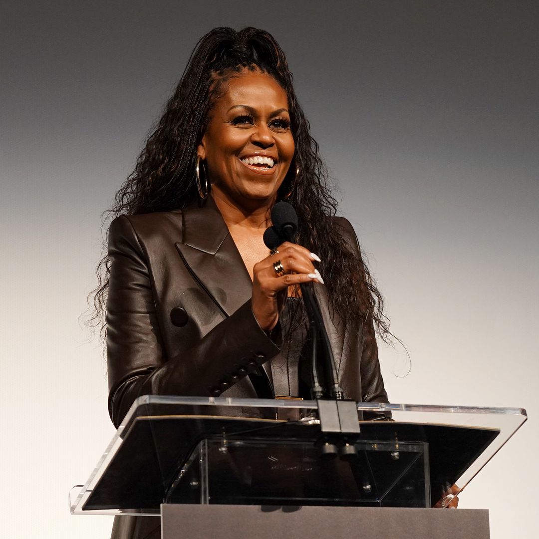 Michelle Obama y su transformación, contada en primera persona: de llevar peluca en la Casa Blanca a sus trenzas liberadoras