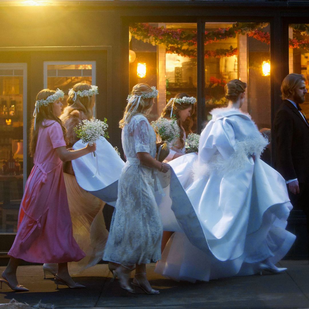 Maya Hawke con sus damas de honor