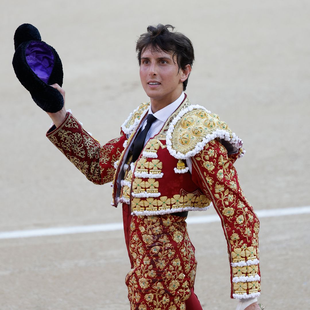 Roca Rey conoce al Papa León XIV y le da un regalo que simboliza su pasado común