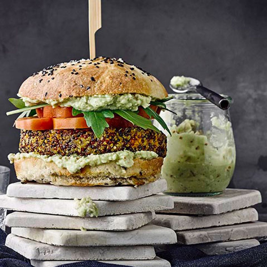 Hamburguesa de quinoa y zanahoria con crema de aguacate
