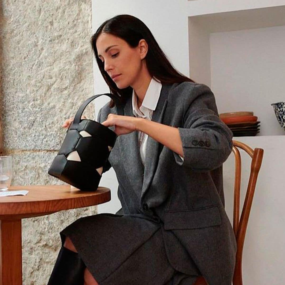El uniforme 'cool' de Sassa de Osma que llevaremos en primavera: falda de tablas y americana