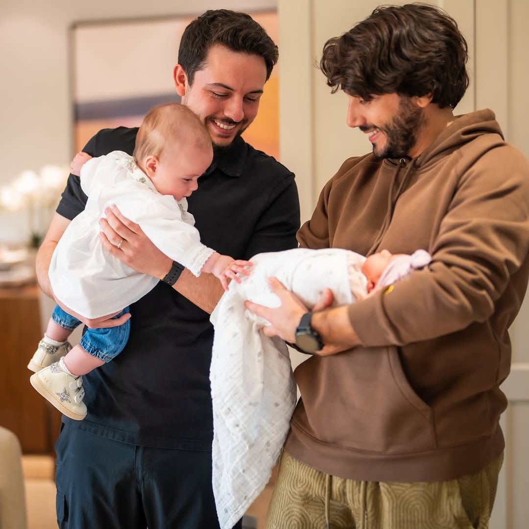 La hija del príncipe Hussein de Jordania ya conoce a su prima, la recién nacida de la princesa Iman