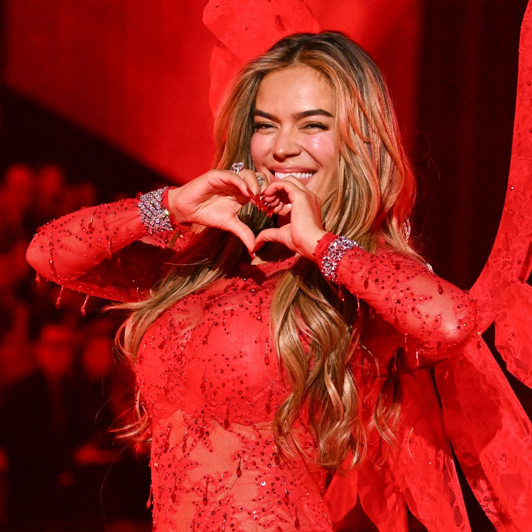 Karol G se apodera de la pasarela y se convierte en un ángel de Victoria's Secret