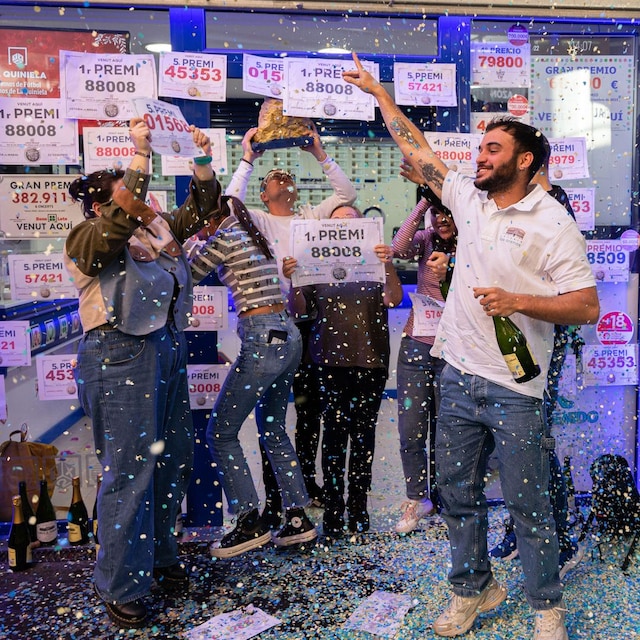Ganadores de El Gordo Lotería de Navidad en una administración de Barcelona