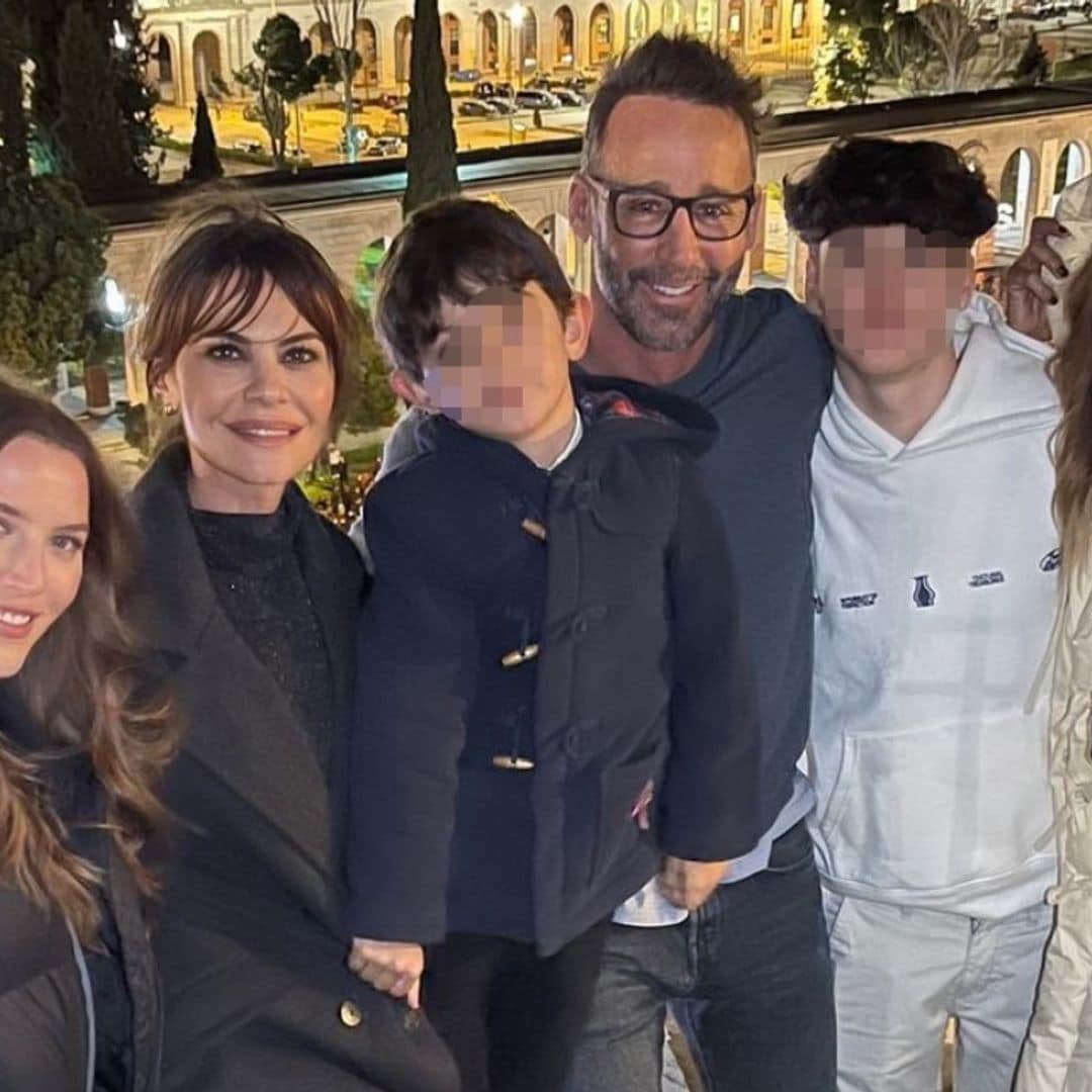 Álvaro Muñoz Escassi disfruta de la noche de Reyes junto a sus dos hijos, María José Suárez y Lara Dibildos