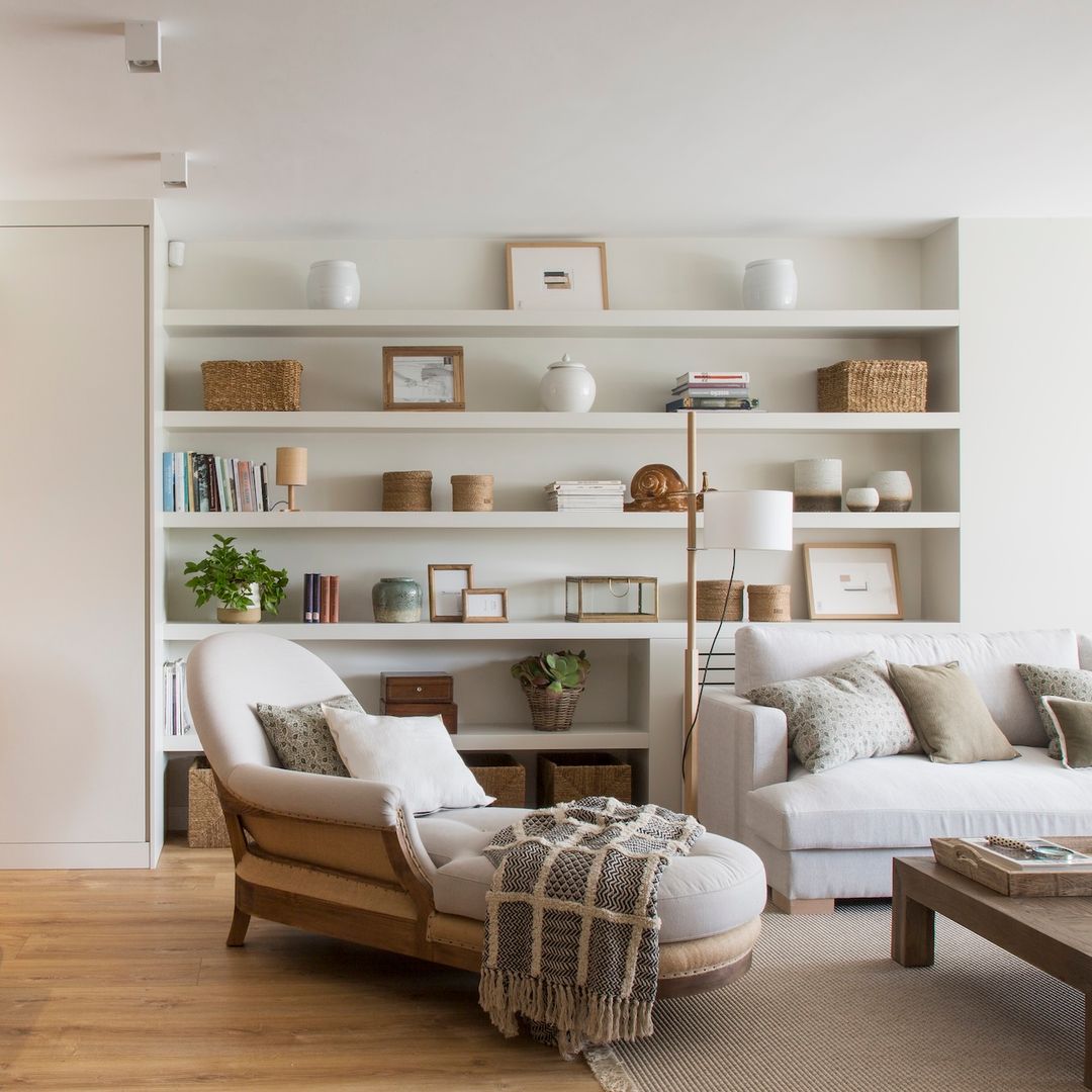 Salón con estanterías ordenadas. 