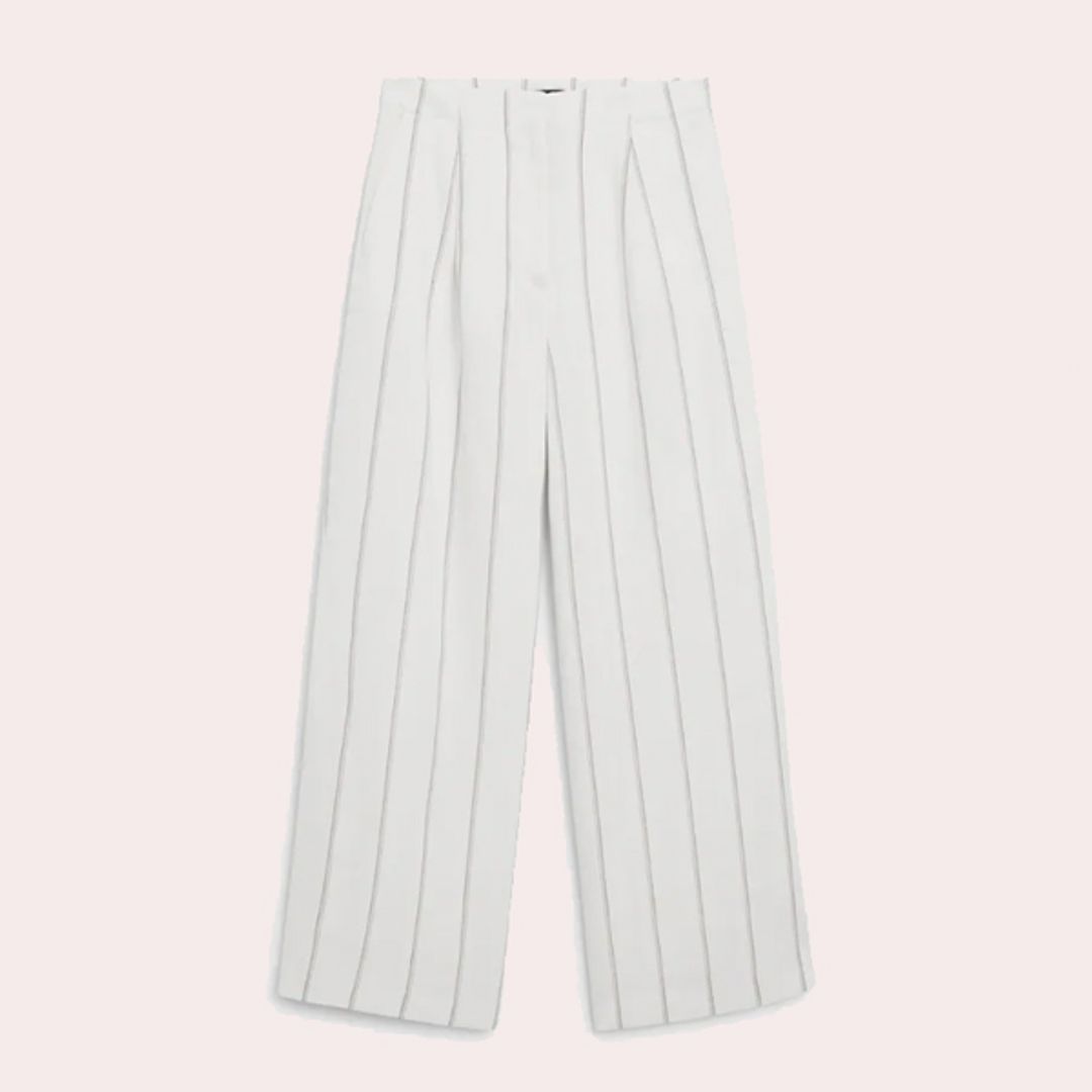 Unos pantalones con estampado de rayas verticales