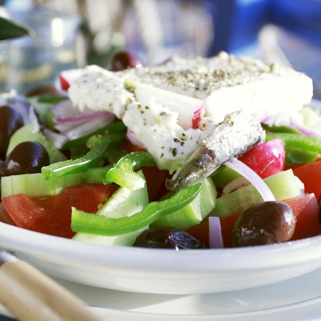 Cómo hacer en casa ensalada griega Horiatiki: la receta más tradicional a base de verduras, feta y aceitunas