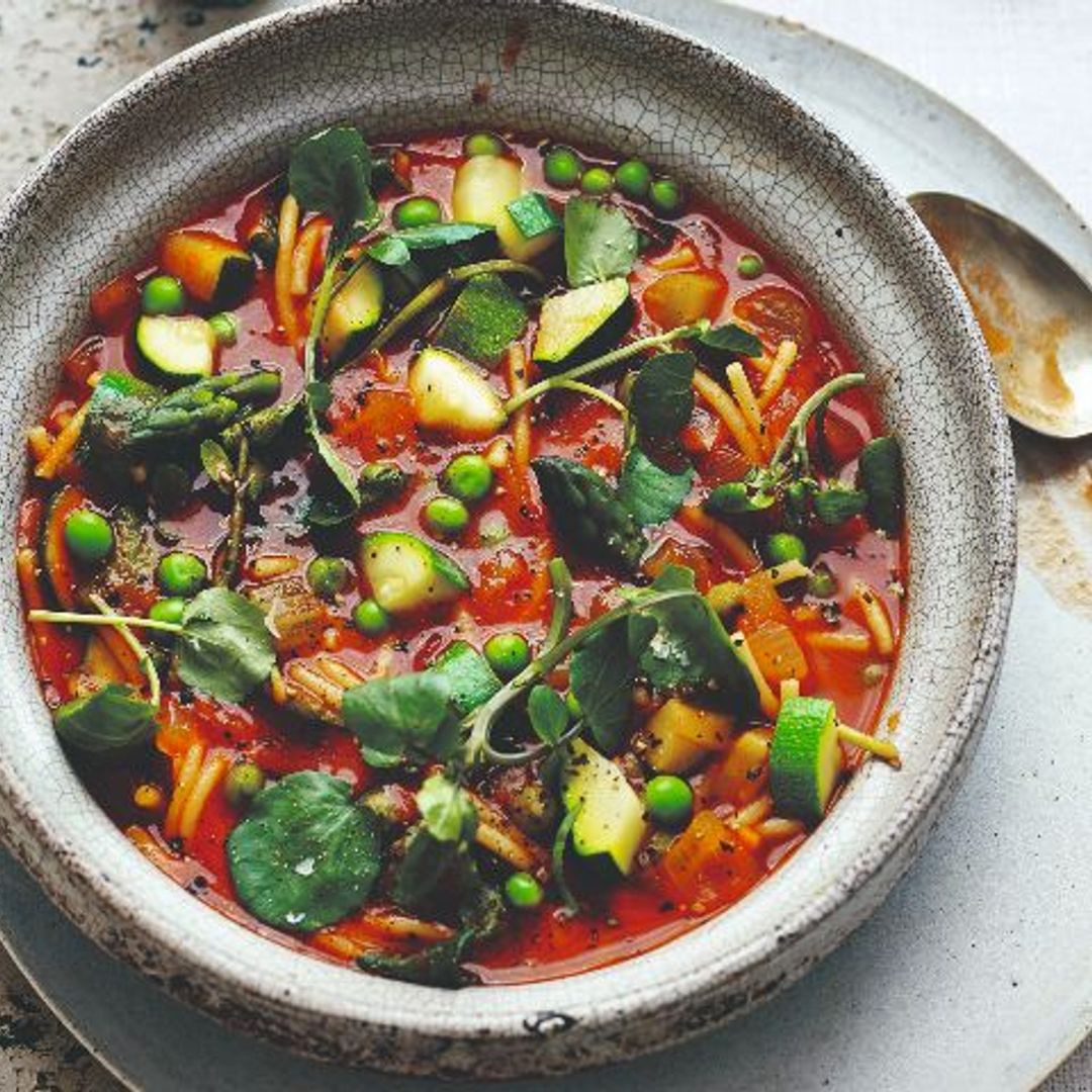Minestrone de calabacín, guisantes y berros