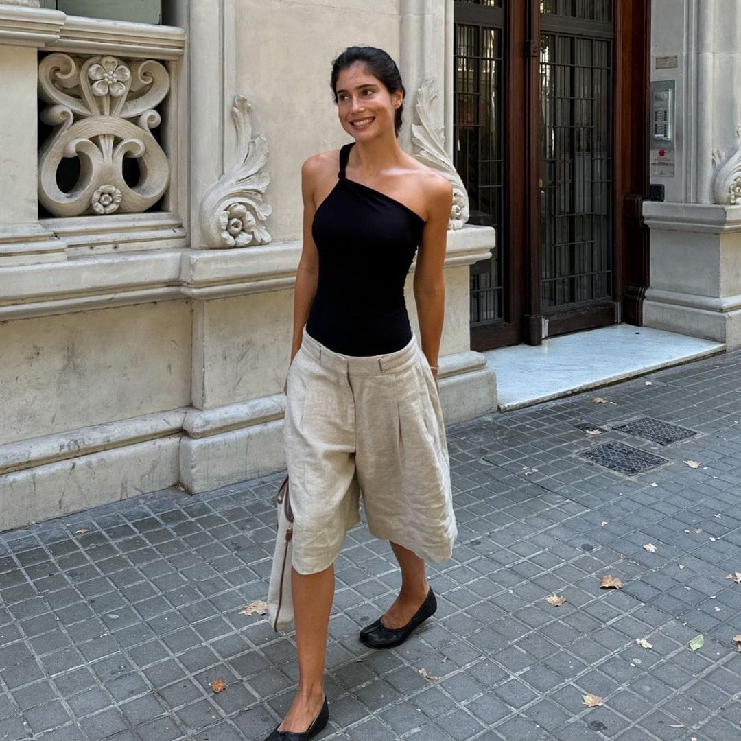 Así combinan las españolas las bermudas de lino cómodas que solucionan los días más calurosos