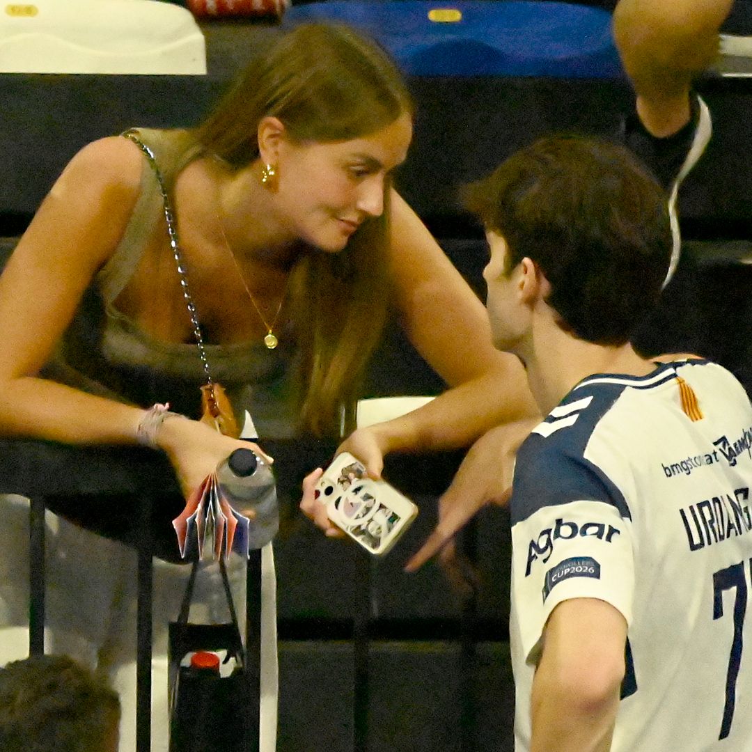 Pablo Urdangarin celebra su última victoria con el beso más romántico a su novia, Johanna Zott