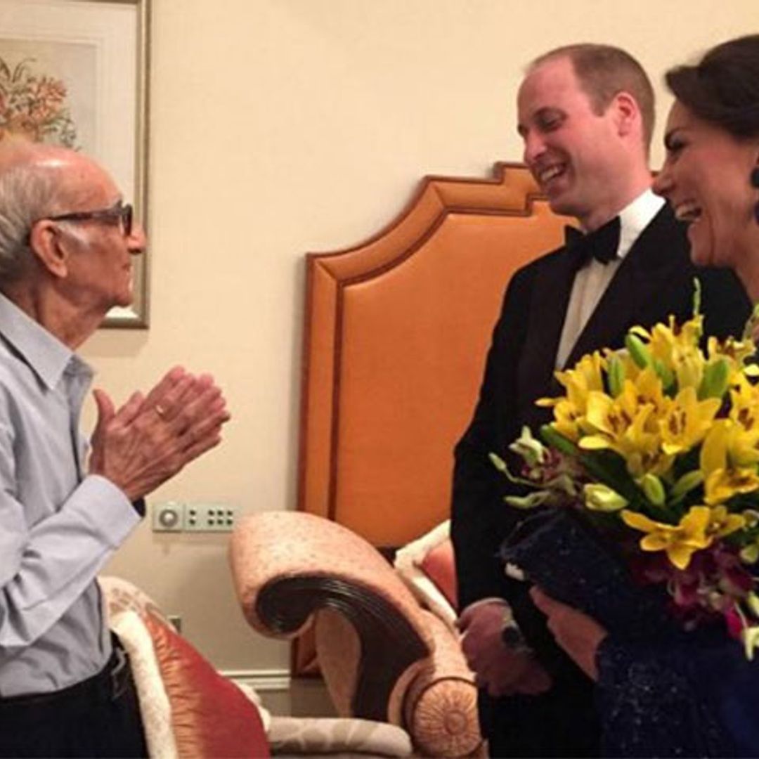 Los Duques de Cambridge se encuentran finalmente con su 'mayor' admirador en la India... ¡y tiene 93 años!