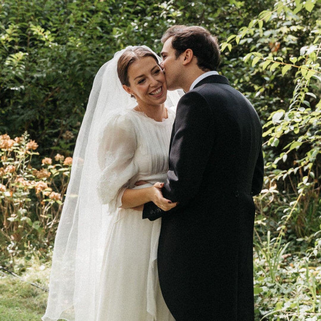 Patricia, la novia del vestido con mangas especiales y un ramo multicolor que se casó en Madrid