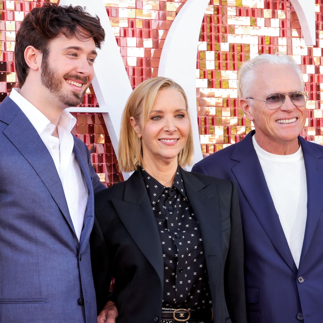 Lisa Kudrow posa en familia en la alfombra roja: así es Julian Stern, su hijo y compañero de reparto