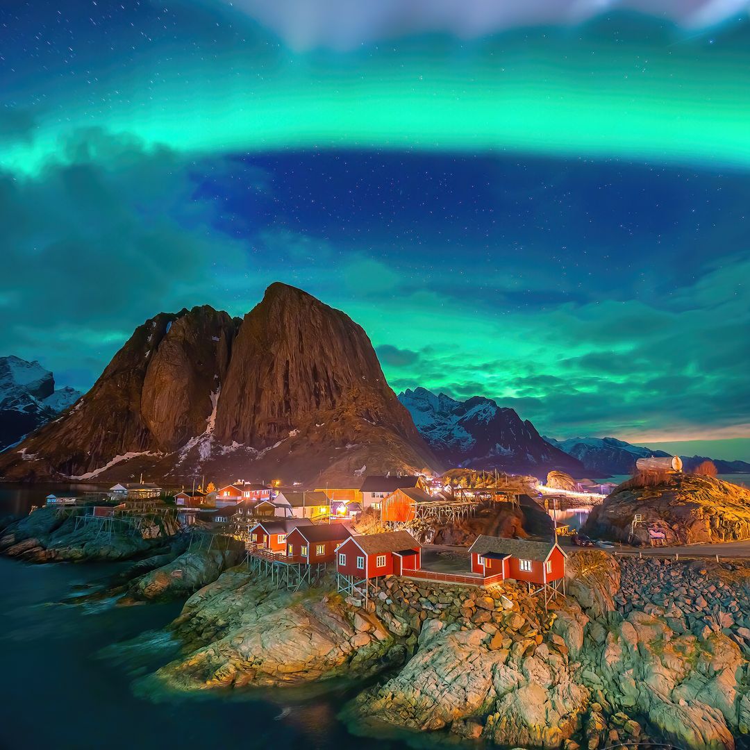 pueblo de Hamnøy, en Noruega, con auroras boreales, islas Lofoten