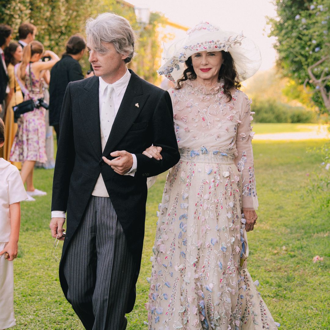 Luisa Beccaria, la diseñadora italiana que se convirtió en la madrina más estilosa de Sicilia: "Un conjunto completamente bordado con pétalos y flores"