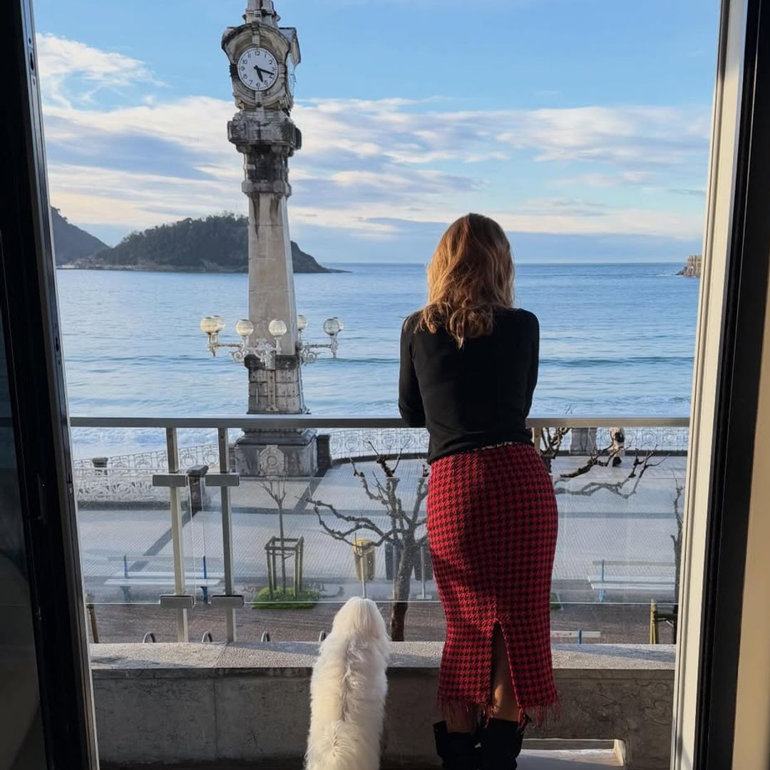 Emma García asomada al paseo marítimo de San Sebastián