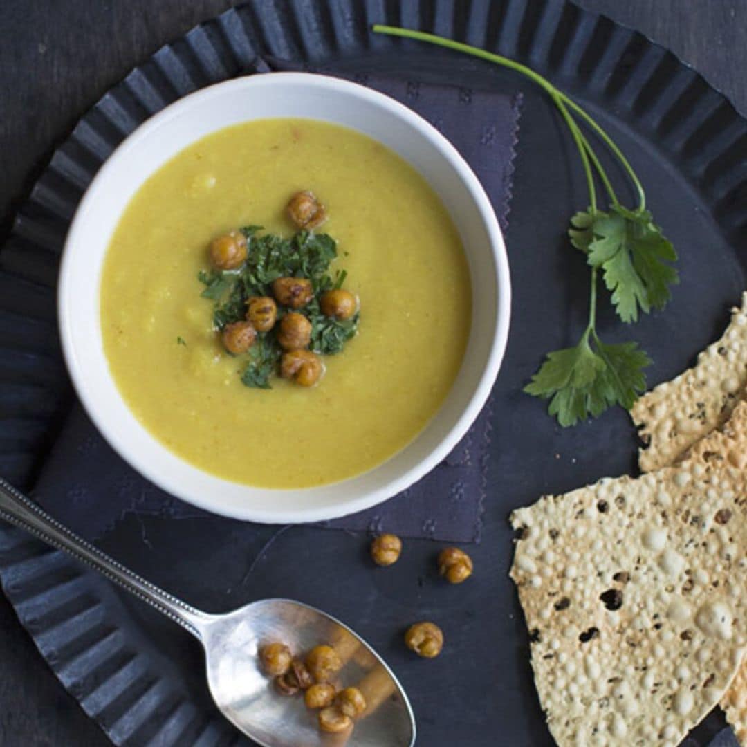 Crema de chirivía y garbanzos con curry y cilantro