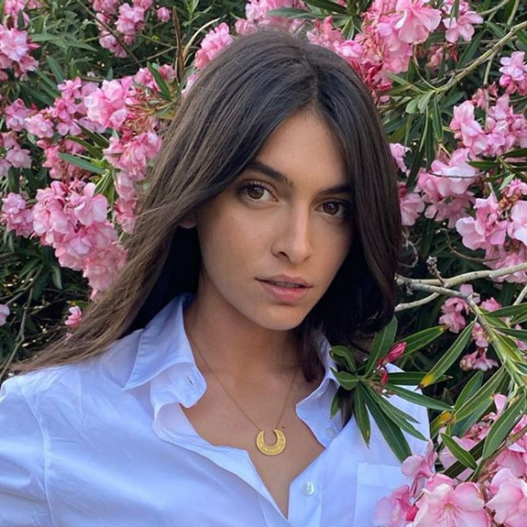 Todos los vaqueros de tendencia del otoño quedarían genial con la blusa bordada de Lucía Rivera