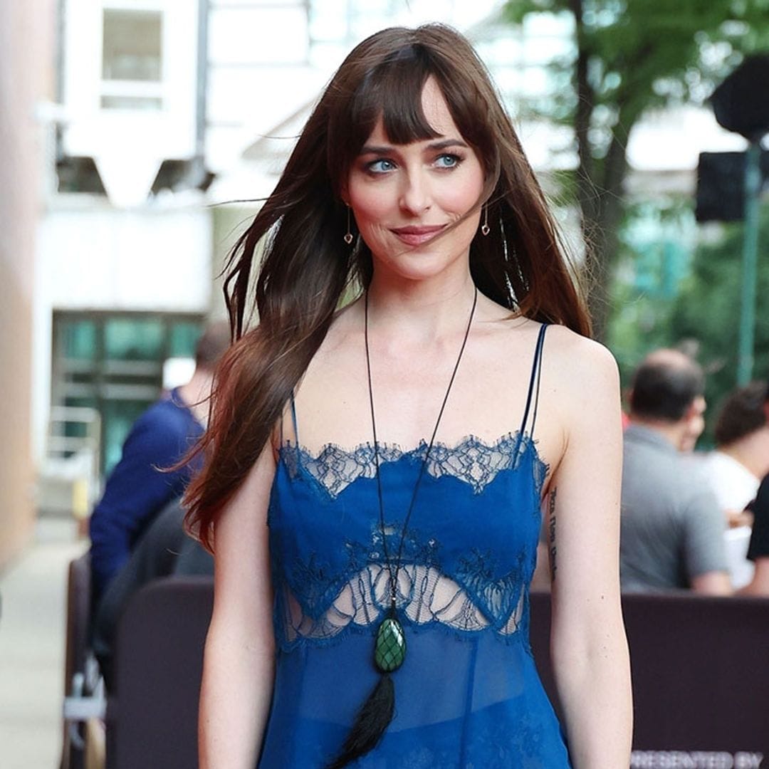 El truco de Dakota Johnson para que las transparencias sí resulten elegantes en un look de invitada